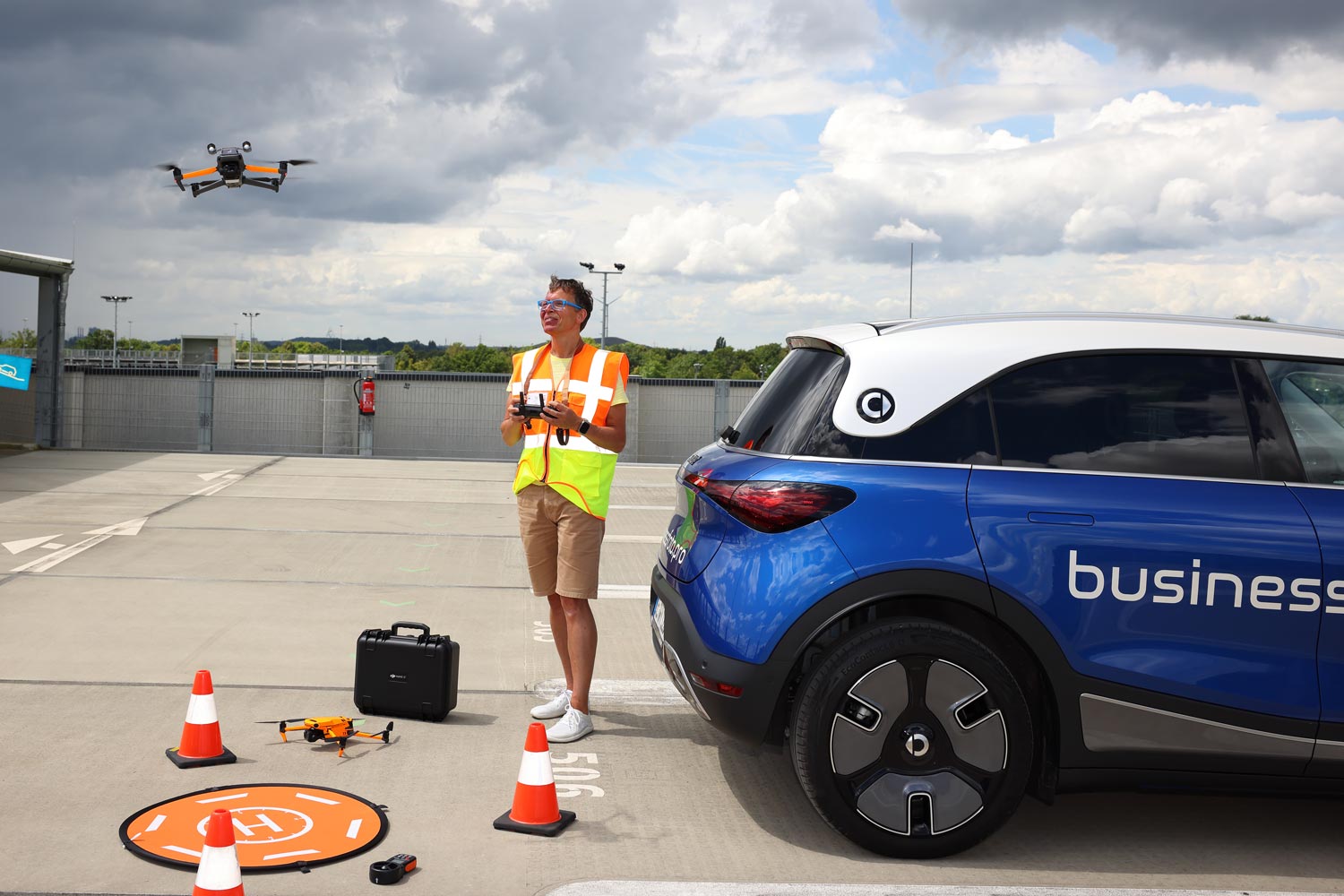 Fernpilot Marco Wydmuch in Aktion beim Drohnenflug